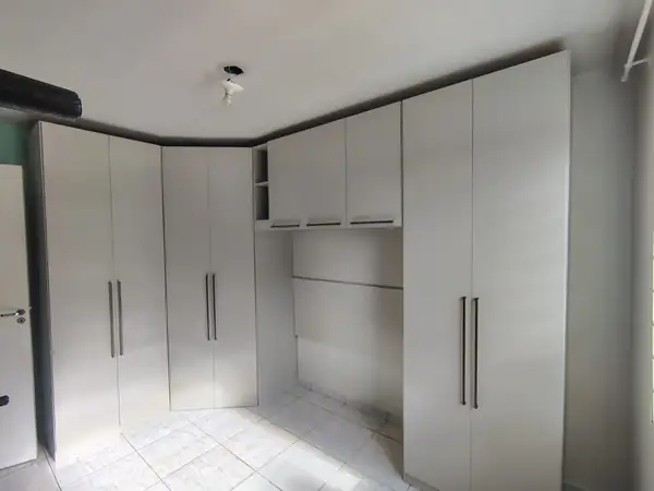 Armários planejados instalados em ambiente residencial