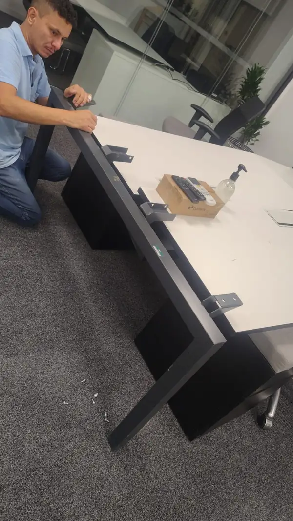 Profissional instalando painel de parede