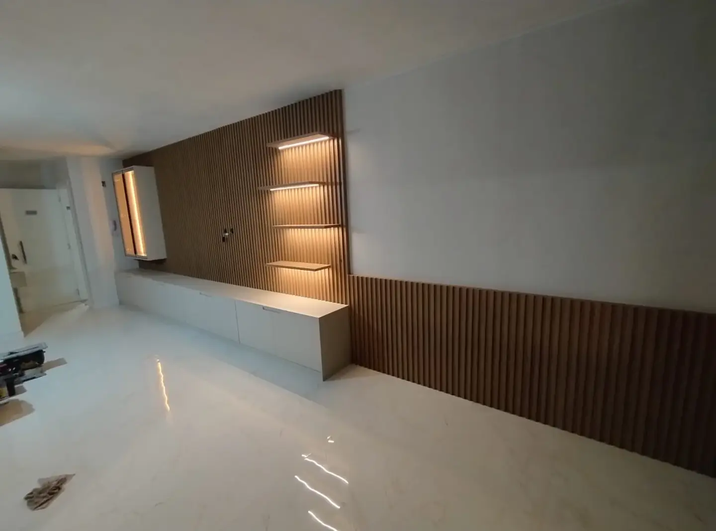 Painel ripado com nicho iluminado entregue pela L&M Serviços